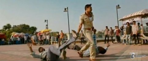 В индийских фильмах щелчками пальцев герои толпу валят...