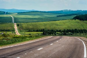 Отсутствие луж за границей было для меня загадкой, пока не увидел воочию. Всё просто - достаточно твердое покрытие не проседает и не даёт колейности. А еще грязи нет, потому что дорога тупо всегда выше обочины. А где обочина выше дороги, то точно не выше бордюра. Если вырыт арык, то он забетонирован и уводит воду куда надо, а не куда-нибудь.
Вот на фото на первый взгляд хорошая дорога в России. На самом деле, это ужасная дорога. Современная дорога - это не полоса асфальта, проложенная по грунту. Это сложный инженерный объект.