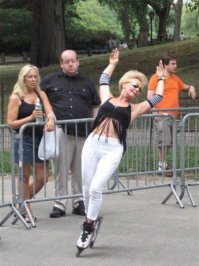 Выражение лица у мужика доставляет :)