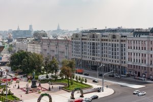 Начать этот пост хочется с фотографий с самого крупного города России - Москвы. Это улица Тверская, как видно из снимков с дорогами тут все в порядке