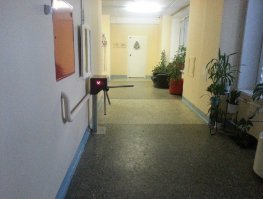 во многих организациях прибытие-отбытие сотрудника фиксируется на турникете. А от этого зависит зарплата. Так что хочешь получку- прокрутишь турникет и в чистом поле.