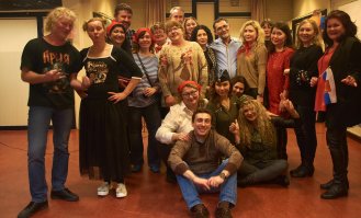 А мы, в Голландии, скромно собрались, попели, попили и порадовались тому что можем это сделать.