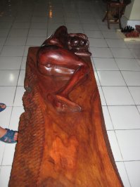 Бали. Магазин деревянных изделий. Карго легко доставляет по всему миру.