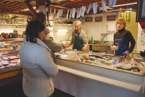 Ничоси, длинноволосые и без шапочек? Как-же так, ведь правила едины для всех.  

А перчатки где ?  Я-же говорил, что ты трепло.