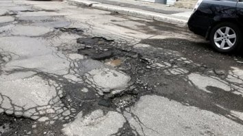 Минус за тупой высер -" дорожное покрытие впитывает воду словно огромная губка..." после этого дальше смысла нет читать и да вот дороги Канады -