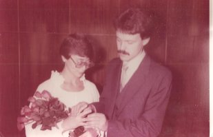 1983 год.
Окольцовываю.)
Мои теща с тестем прожили вместе шестьдесят. Они женились в 1951...