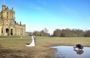 А здесь фотограф ради красивого снимка сам лужу сделал.
Сразу видно - профессионал своего дела !  :)