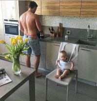 вот это конечно бред, ребёнок за 2 секунды оттуда вылезет