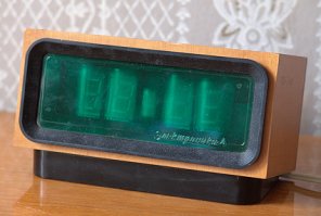 Картинка из интернета. Верно служат семье, лет 40:
