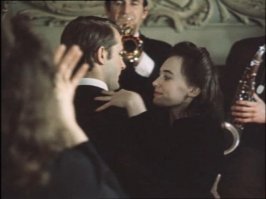 Тараскин танцует с Ларисой Гузеевой (первое появление на экране).