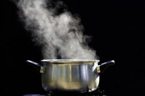 А мне вот показалось, что самой несчастной была 3-я дочка. Она боялась выходить замуж, постоянно плакала, слезы капали в кастрюлю и подсоленная вода вскипела быстрее...