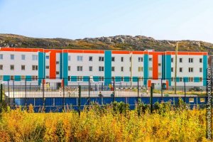 новый дом из пеноблоков, по финским технологиям, точнее из пенопласта, будет пожар расплавиться и растечется по дороге, фигня бюджетная. Зимой холодно летом все течет по углам.