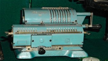 На Урале? Ну тогда понятно, что и читаете с трудом. Я писал не про компьютеры а про калькуляторы, которые сначалы были механические (арифмометр Феликс(1)), электромеханические вычислительные машины(2), ЭВМ (электронно вычислительная машина (дедушка. бабушка современных калькуляторов) ина конец прообраз ЭВМ фактурно-бухгалтерская машина Искра 23, которая имела все блоки ЭВМ (устройства ввода вывода, монитор, клавиатуру и язык программирования), Но видимо Урал перешагнул этапы большого пути и от счетных палочек сразу перешел в компьютерам.