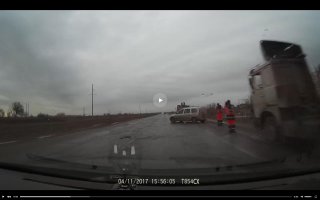 Ещё два стоп-кадра с другой дистанции: