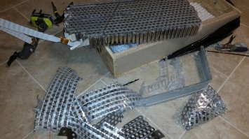 Для тех, кто верит в скорое будущее электромобилей, стоит узнать, что аккамуляторы теслы недалеко ушли от аккамуляторов в тех же электронных сигаретах, отличаясь лишь защитным модулем от замыкания на каждом элементе. 
Подобные самоделки, как в этом посте, вряд ли имеют подобный модуль и в случае замыкания подобный автобус сгорит моментально вместе со всеми пассажирами.
Задача тех, кто создал этот автобус, прорекламировать и продать подороже как можно быстрее, поскорее закрыв лавочку и отмыв прибыль.

А вот пример разобранной батареи всеми любимой теслы. Можете сами поискать информацию недовольных покупателей, стремящихся сиё чудо быстрее сбагрить.