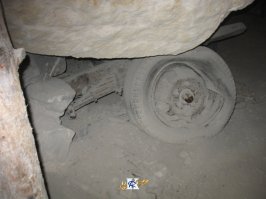 *** памятный знак в честь своих погибших при взрыве сапёров
*** заслуживают внимания общеизвестная  полуторка , приваленная огромной каменной глыбой

Вот тут есть много: