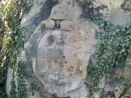 *** памятный знак в честь своих погибших при взрыве сапёров
*** заслуживают внимания общеизвестная  полуторка , приваленная огромной каменной глыбой

Вот тут есть много: