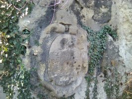 *** памятный знак в честь своих погибших при взрыве сапёров
*** заслуживают внимания общеизвестная  полуторка , приваленная огромной каменной глыбой

Вот тут есть много: