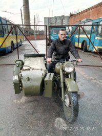 Просто в тему, недавно на стоянке увидел парня возле мотоцикла, и не удержался попросил сфотографироваться.  
Как называется к сожалению не знаю, но парень сказал что год выпуска 1948-1952гг.  И интересное расположение рычагов тормоза.