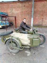 Просто в тему, недавно на стоянке увидел парня возле мотоцикла, и не удержался попросил сфотографироваться.  
Как называется к сожалению не знаю, но парень сказал что год выпуска 1948-1952гг.  И интересное расположение рычагов тормоза.