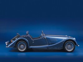 Бутылка Кока-Колы тут вообще не при чём. Изломанная поясная линия - это развитие выступающих крыльев спортивных машин начала 20 века. Это можно объяснить тем, что у спортивных автомобилей большие колёса - и они еле влезают в крылья. А большие колёса у легковушки - признак дорогой машины. При этом у седанов поясная линия, преимущественно, ровная.