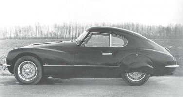 Бутылка Кока-Колы тут вообще не при чём. Изломанная поясная линия - это развитие выступающих крыльев спортивных машин начала 20 века. Это можно объяснить тем, что у спортивных автомобилей большие колёса - и они еле влезают в крылья. А большие колёса у легковушки - признак дорогой машины. При этом у седанов поясная линия, преимущественно, ровная.