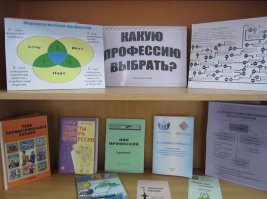 Стриптизерши подсчитывают свой заработок за смену