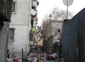 Их в Лондоне полным-полно, они сюда и приезжают на заработки, сёдня в Лондоне чё-нить скоммуниздил, завтра в Париже, послезавтра ты уже дома строишь из себя крутого парня. Даже по закону у них это неплохо получается, они (а также болгары, поляки, прибалты и т.д.) параллельно оформляют себе соц пособия в Германии, Франции, Великобритании и живут припеваючи на деньги налогоплательщиков. Знаю из первых уст, у меня соседи болгары, к ним каждый раз приезжают новые беременные друзья, рожают здесь детей, оформляют все пособия и сваливают домой.