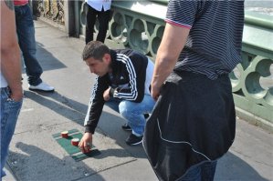 Их в Лондоне полным-полно, они сюда и приезжают на заработки, сёдня в Лондоне чё-нить скоммуниздил, завтра в Париже, послезавтра ты уже дома строишь из себя крутого парня. Даже по закону у них это неплохо получается, они (а также болгары, поляки, прибалты и т.д.) параллельно оформляют себе соц пособия в Германии, Франции, Великобритании и живут припеваючи на деньги налогоплательщиков. Знаю из первых уст, у меня соседи болгары, к ним каждый раз приезжают новые беременные друзья, рожают здесь детей, оформляют все пособия и сваливают домой.