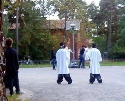 на рэйпера просто похож, вот она и повелась, че... ))))