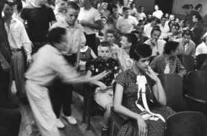 Дороти Каунтс, блин это же был 1957 год. Всей либерастне надо язычки засунуть в (.)