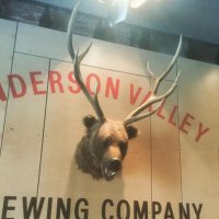 На самом деле всё просто- видно, что дело происходит в одной из англоязычных стран.  По-английски "медведь" будет "bear", "олень" будет "deer", а если совместить эти два слова, то получится "beer", "пиво".  И, действительно, внизу написано "пивоварня".