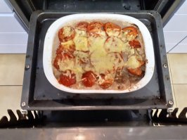 А у меня получилось, если учесть что готовил что-то большее, чем пельмени, несколько лет назад... десятков.
Вот только сыр к фольге прилип, пришлось снова сыром посыпать когда фольгу снимал. Лучше совсем без фольги.