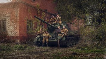 майору НКВД неплохо бы снять современные часы (?)... А медсестре - поменять ремень (фурнитура у неё -послевоенная)...
Вот пример постановочного фото, на мой взгляд хороший... Ребята из Сталинграда -ВИК "Пехотинец"