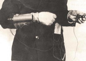 Маленький 30 мм гранатомет был специально разработан немецкими оружейниками для покушения на товарища Сталина. Убийца должен был надеть оружие на правую руку, и произвести выстрел замкнув контакты электрического спускового механизма левой рукой. "Прогрызатель брони" мог по данным некоторых источников пробить 45 мм броню на расстоянии 300 м.