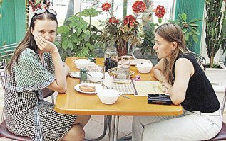 Тогда уж 5 главных женщин в жизни.

Редкая фото, что-то они походу рамсят, сестрички...