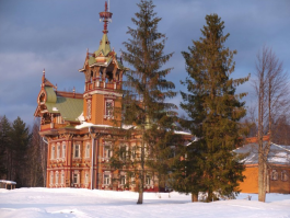 Госпожа мериканка что вам там не по вкусу или денег жалко.(Заброшенный долгие годы, терем с 2009 года восстанавливается на частные средства, чтобы превратиться в музей, гостевой дом и центр экотуризма. Как туристический центр Терем откроется в 2016 году, но уже сейчас его уже посещают около 1000 человек в год   реставраторов, волонтеров, туристов.ЧТО СЕЙЧАС  Кроме красоты терем 19-го века поражает современным уровнем комфорта. Номера оборудованы ванными комнатами с полным набором сантехники   душевая кабина, раковина, унитаз.

Автономная скважина, обеспечивает чистую и вкусную воду, в дом подведено электричество, газ и даже беспроводной интернет. Ну и какой же крестьянский дом без русской бани!Еда, которую предлагают туристам, под стать дому   простая, вкусная, полезная. Борщ и грибная похлебка, каша и пироги из русской печи, сырники из домашнего творога со сметаной.)(Терем АСТАШОВО, Костромская область, Чухломский район)