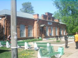 Станция Верейцы, рядом с Осиповичами, Белоруссия. Виден даже оригинальный кронштейн станционного колокола.
Здесь она ещё до реставрации.