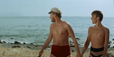 Надо сказать,что пока он не стал знаменитостью, толстожопый маменькин сынок женщин не привлекал...