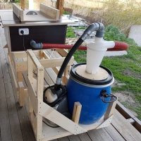 вот таким способом часть опилок пылесос будет засасывать...входную трубу надо делать ниже..