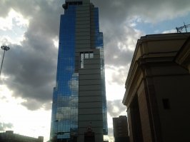 А у меня вот какое фото есть, сама снимала: бизнес-центр около м. Семеновская со стеклянной стеной, в которой отражается клочок голубого неба, при общей облачности.