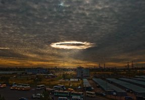 Мимо белого яблока луны, Мимо красного яблока заката. Облака из неведомой страны. К нам спешат и опять бегут куда-то