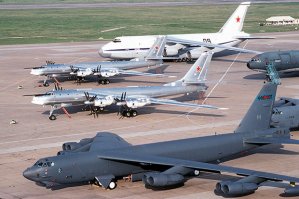 Редкое фото ТУ-95 и американский Б-52.