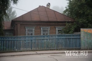 А чтоб бабка на митинг не вышла, калитки не сделали..