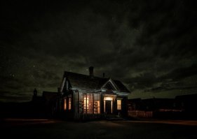 Город-призрак, говорите...
А свет в доме откуда?