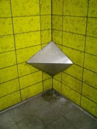 Это вот чтобы не ссали по углам? В чем трудность сдвинуть писюн на 50 сантиметров в сторону и нассать на стену, а не чётко в угол?