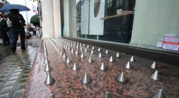 А это,очевидно, чтобы не сидели на парапете? Так гейропейским пид@рам наоборот понравится...