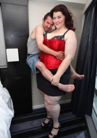 Скорее всего у кошака булимия,такая же байда как у людей,болезнь обжорства) Я сейчас как раз в такой семейке проживаю,кошка трындец,мусоропровод на четырёх лапах и хозяйка такая же...С одной стороны даже жалко их)