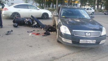 ""В отделе пропаганды ГИБДД Новосибирской области уточнили возраст погибшего: ему было 24 года. Водительских прав категории "А" у мотоциклиста не оказалось..."" 
Отсюда:news.ngs.ru/more/50594461/
