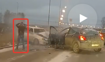 Дегенеративная п.и.д.о.р.а.с.и.н.а на пыже.
Что ни говори, за некоторые ДТП даже без пострадавших нужно лишать прав на несколько лет. В.ы.б.л.я.д.о.к типа обоссыша на пежо с видео не должен ездить за рулем.